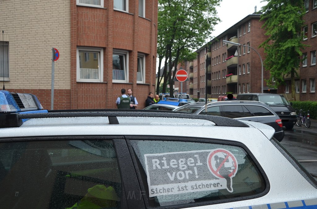 Einsatz BF Koeln Polizei SEK Koeln Kalk Remscheiderstr P1701.JPG